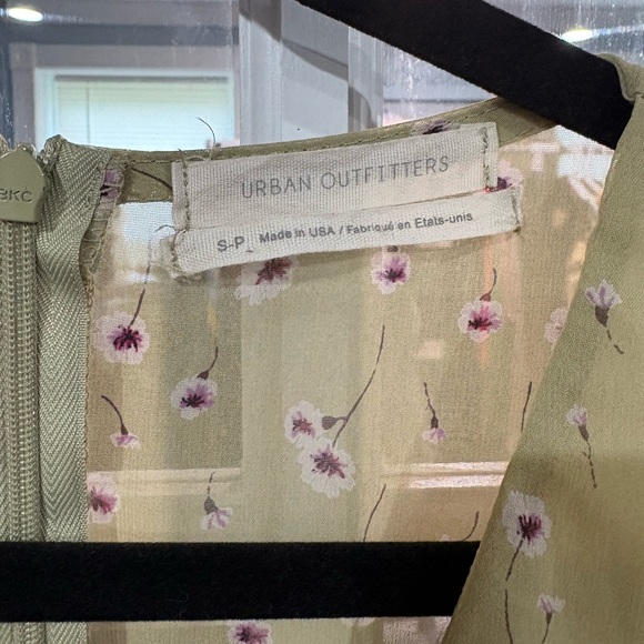 Urban Outfitters Green‎ A-line Midi Dress with Puff Cap Sleeves - Picture 3 of 4